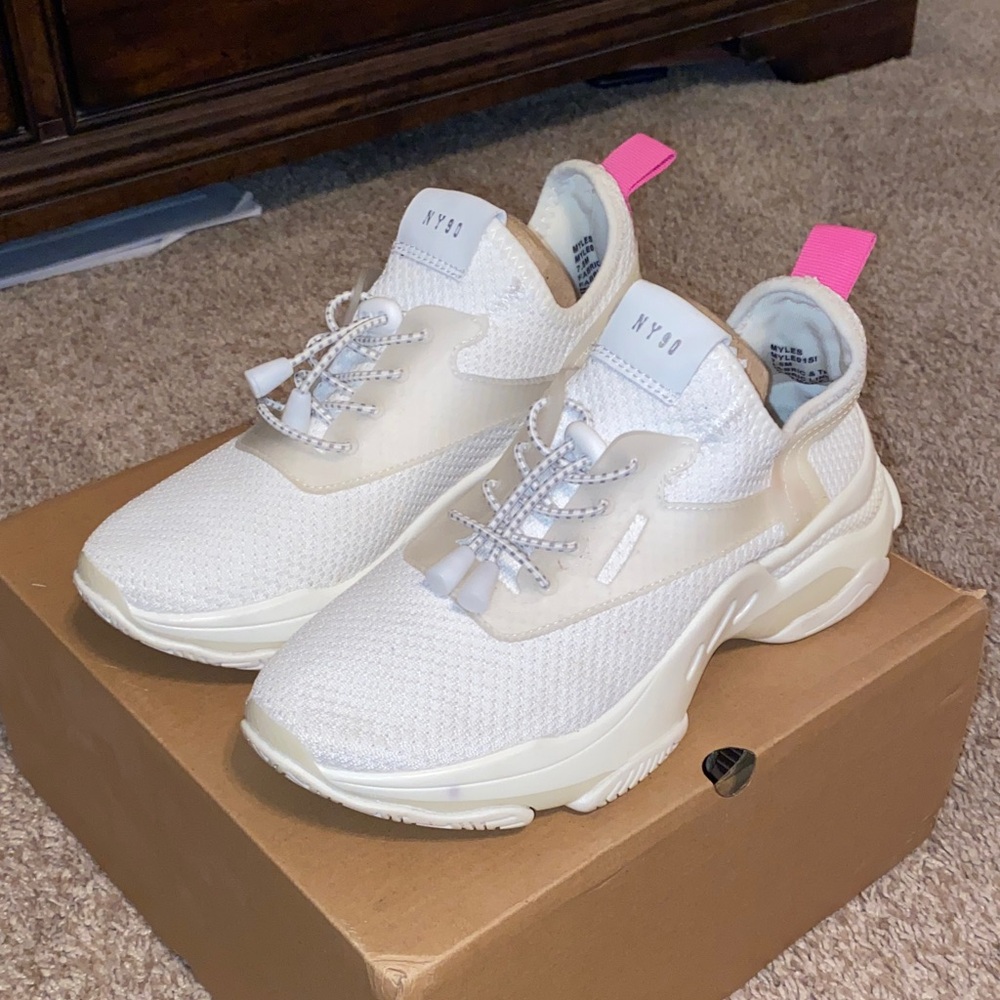 STEVE MADDEN MYLES NY 90 Trendy Women's White  Sneakers